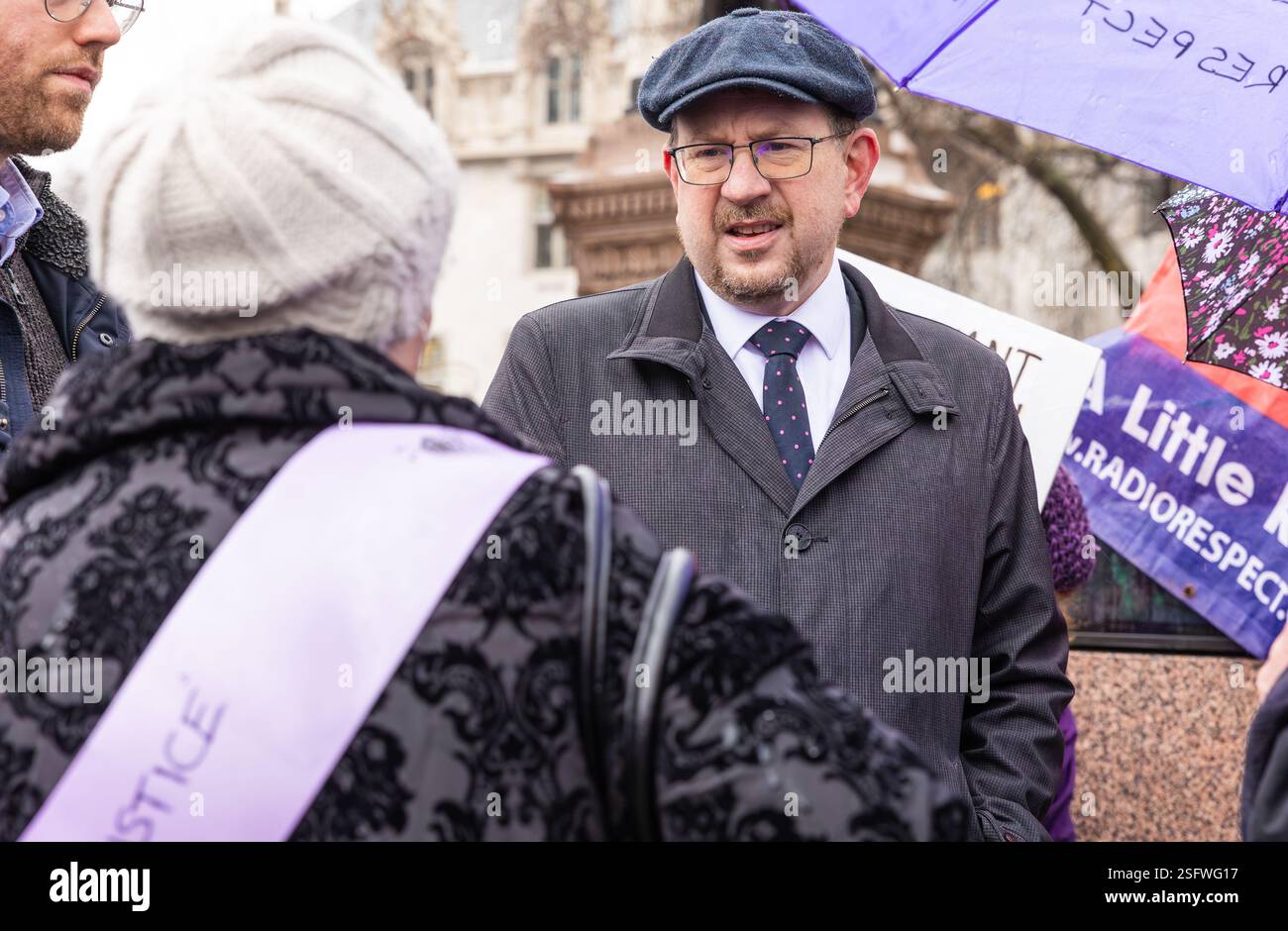 Westminster, Londra, Regno Unito 8 marzo 2023. Andrew Gwynne, deputato laburista per Gorton e Denton, che parla con le donne WASPI alla loro protesta. Il signor Gwynne lo era Foto Stock