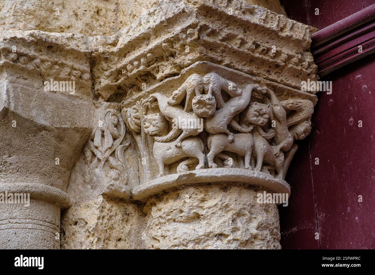 Vista dettagliata su una scultura simbolica romanica su una colonna maiuscola fuori dalla chiesa di Saint-Jacques ad Aubeterre-sur-Dronne Foto Stock