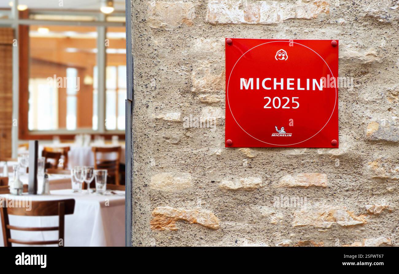 Insegna della stella Michelin per l'eccellenza del ristorante appesa su un muro di mattoni Foto Stock