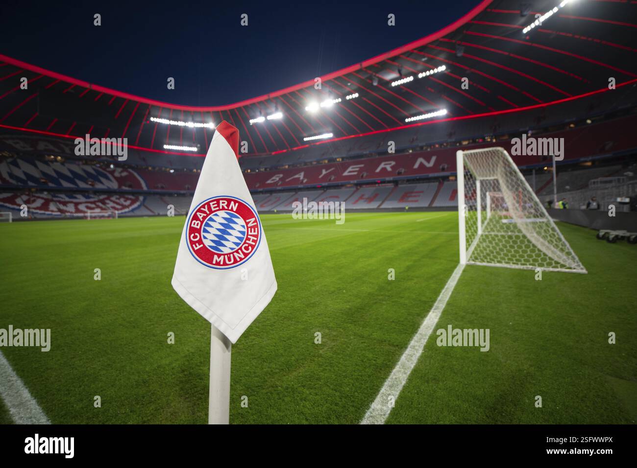Bandiera d'angolo, logo FC Bayern Monaco FCB, Tor Tor, rete porta, stadio, vuoto, interni, illuminati, ora blu, Allianz Arena, Monaco di Baviera, Baviera, Germania, Foto Stock