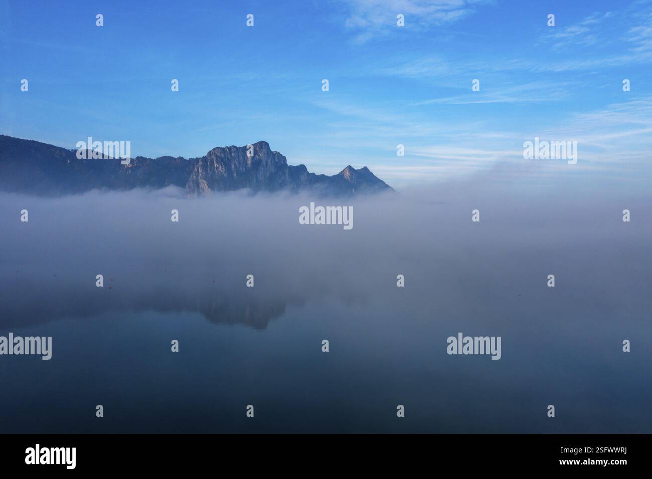 Il drone ha sparato, nebbia mattutina a Mondsee in autunno con Drachenwand, Salzkammergut, alta Austria, Austria, Europa Foto Stock