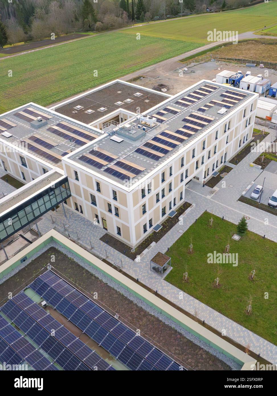 Moderno complesso di edifici con pannelli solari in un ambiente rurale, nuovo campus benessere Calw, quartiere Calw, Foresta Nera, Germania, Europa Foto Stock
