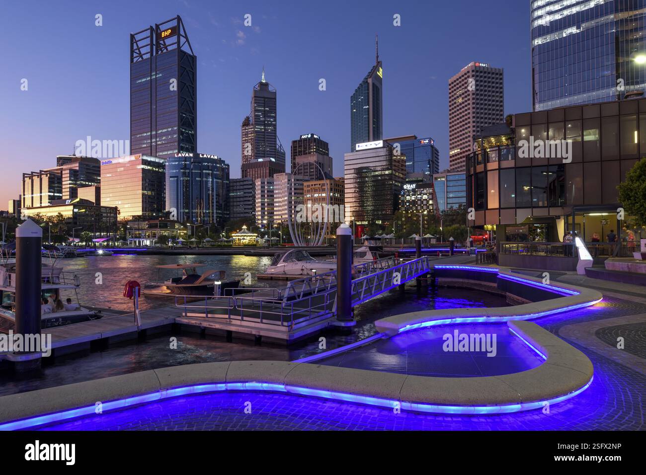Skyline di Elisabeth Quay, Blue Hour, Blue Hour, Harbour, Perth, stato dell'Australia Occidentale, Australia, Oceania Foto Stock