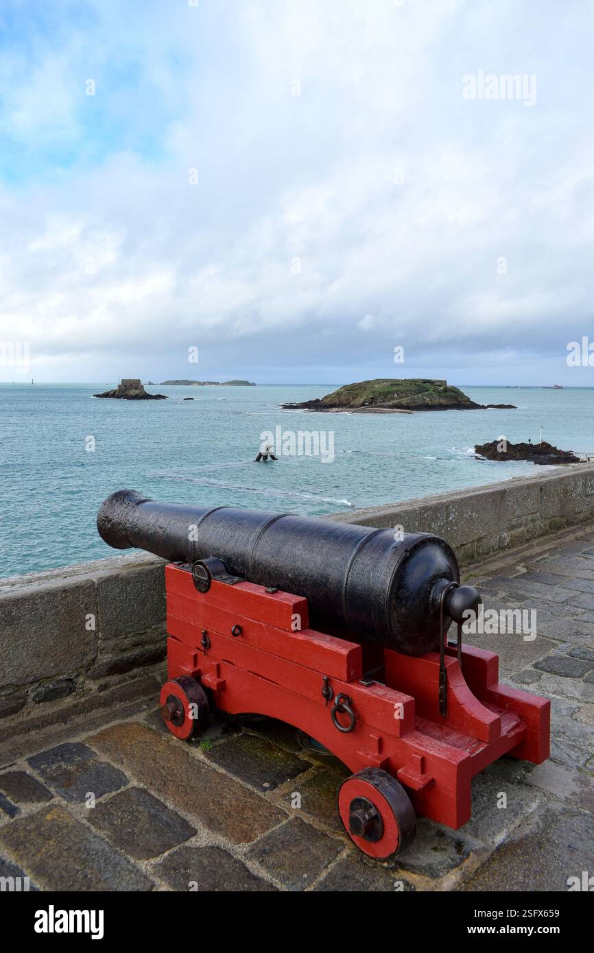 Un vecchio cannone montato sulle mura fortificate di Saint Malo, in Francia, affacciato sul mare e a guardia della storica città costiera. Foto Stock