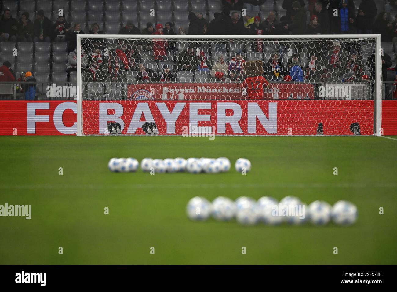 Tor tor, Empty, perimetrale pubblicitario FC Bayern, palloni da partita Adidas sono allineati sul campo, Allianz Arena, Monaco di Baviera, Baviera, Germania, Europa Foto Stock