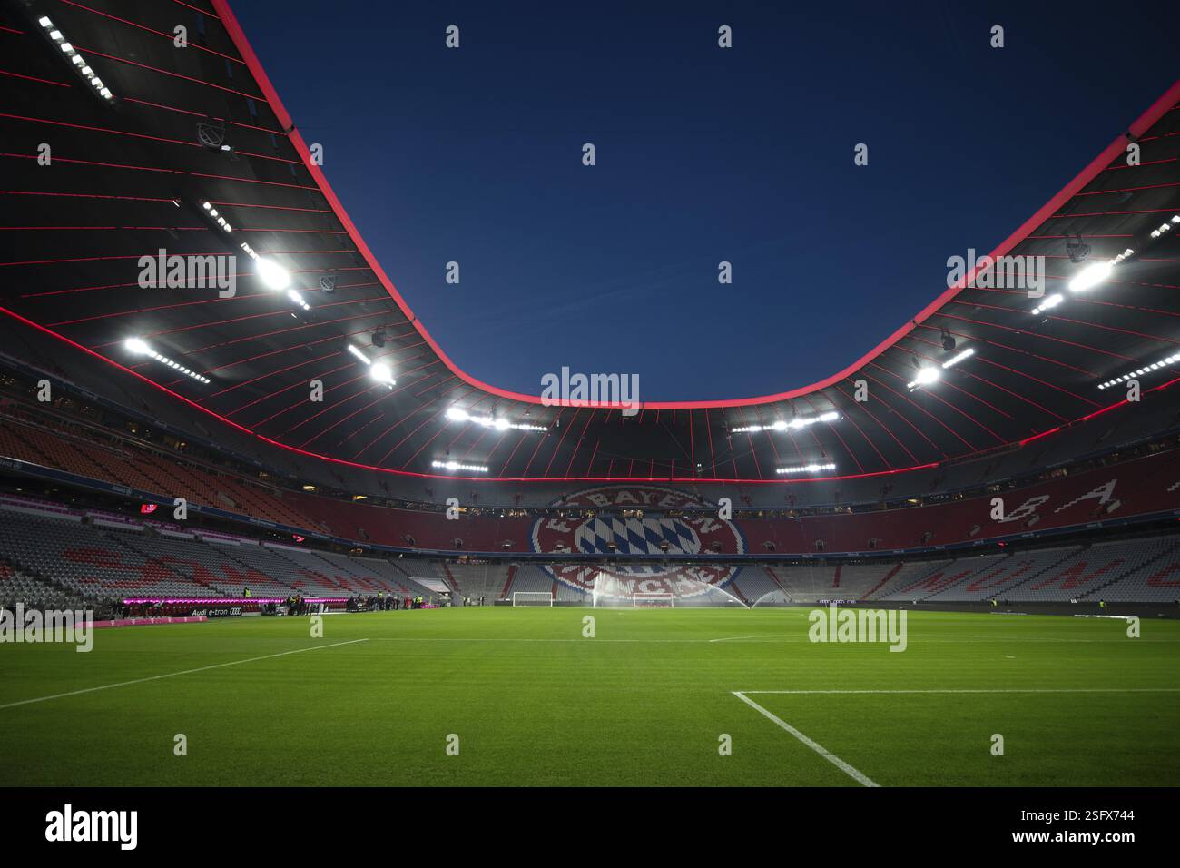 Stadio, vuoto, interno, illuminato, ora blu, Allianz Arena, Monaco, Baviera, Germania, Europa Foto Stock