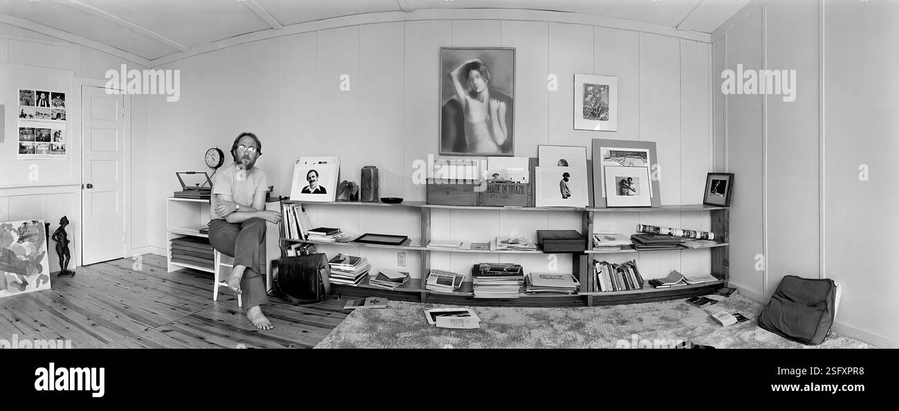 Panorama Widelux e ritratto del fotografo di belle arti Andrew Kilgore nel suo studio fotografico di Fayetteville, Arkansas, 1978. Foto Stock