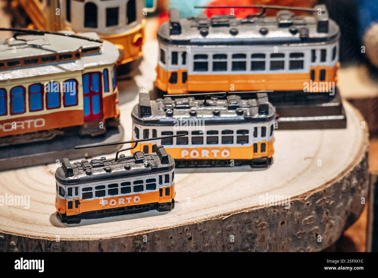 Porto, Portogallo - 28 dicembre 2024: Miniature del leggendario tram in mostra in un negozio di Porto Foto Stock