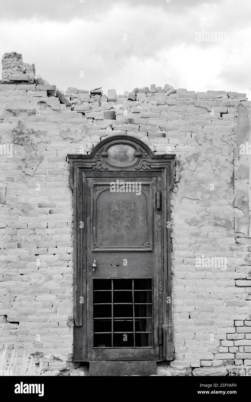 Arrugginito in un edificio esposto a ovest Foto Stock