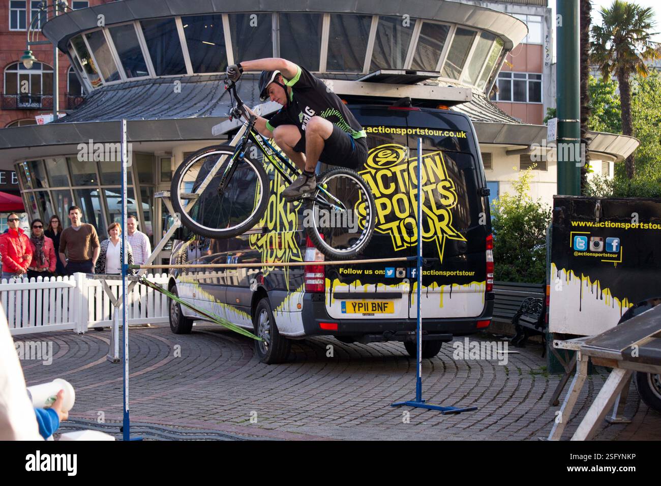 Freestyle Biker Making Jump on Wheels Festival nel Dorset Foto Stock