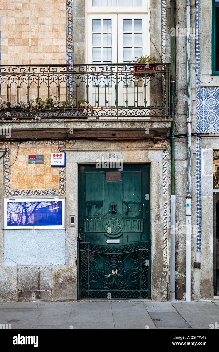 Porto, Portogallo - 28 dicembre 2024: Affascinanti facciate nel centro di Porto, Portogallo Foto Stock
