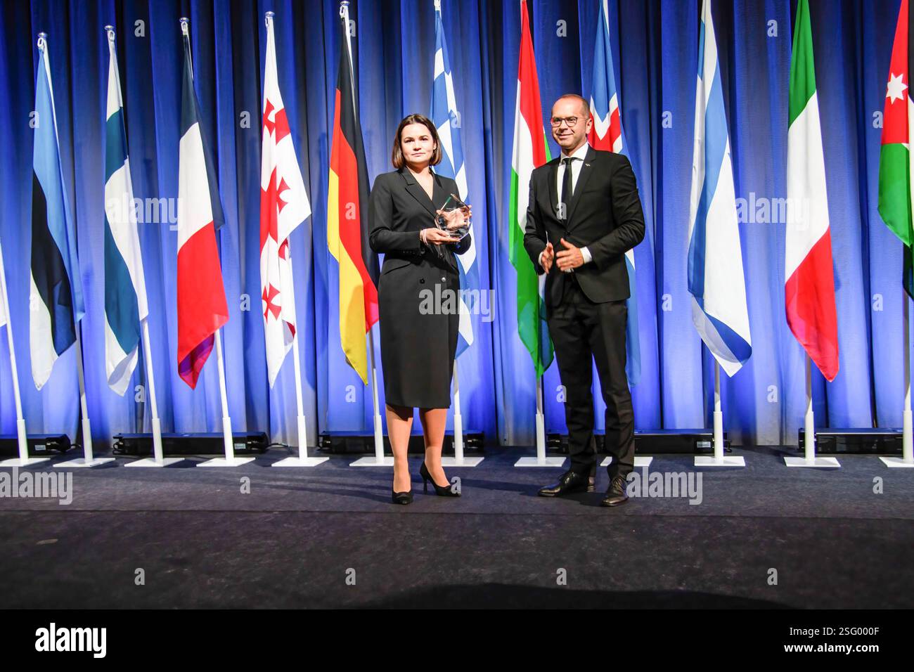 L'attivista politica bielorussa Sviatlana Tsikhanouskaya (L) riceve il premio "donne per la pace e la sicurezza" dell'Assemblea parlamentare della NATO presso il bella Center. L’Assemblea parlamentare della NATO (NPA) è un’organizzazione interparlamentare per i parlamentari degli Stati membri della NATO e degli Stati membri associati della NATO. L'NPA riunisce legislatori europei e nordamericani per discutere questioni di interesse e importanza comune. L'APN è indipendente dalla NATO, ma collega i parlamenti nazionali degli Stati membri e l'Alleanza e fornisce un contributo essenziale al rafforzamento reciproco Foto Stock