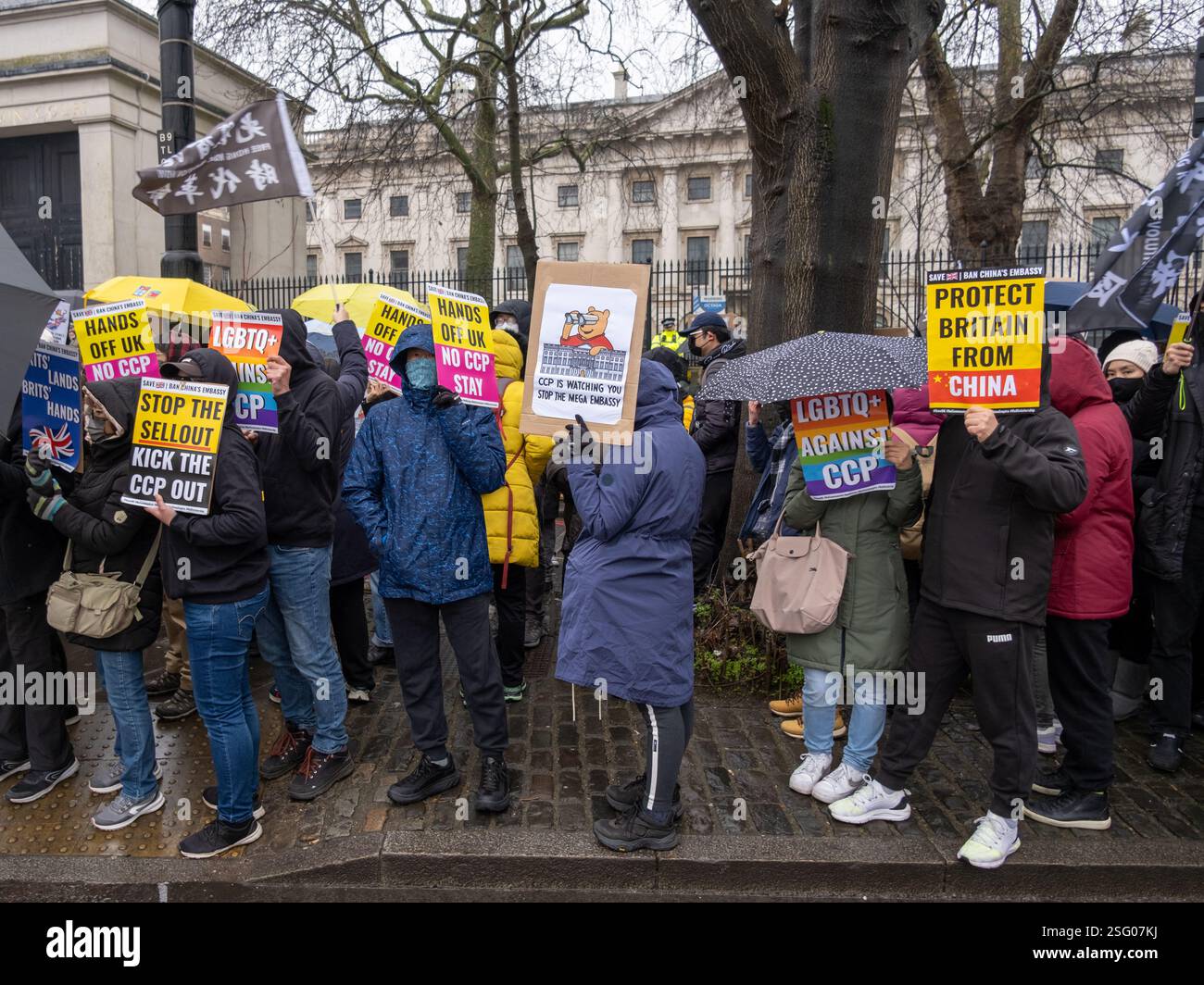 8 febbraio 2025 - protesta per fermare la SuperAmbasciata del PCC fuori dalla Royal Mint Court. Londra est. I manifestanti reggono cartelli anti CCP. Foto Stock