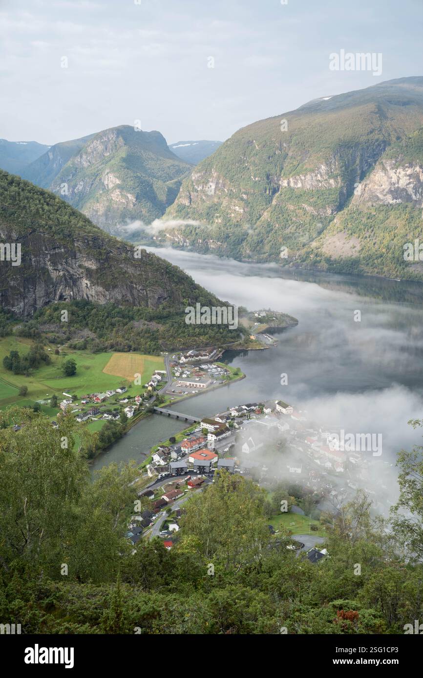 La nebbia copriva Aurlandsfjord dall'alto della città di Aurlandsvangen Foto Stock