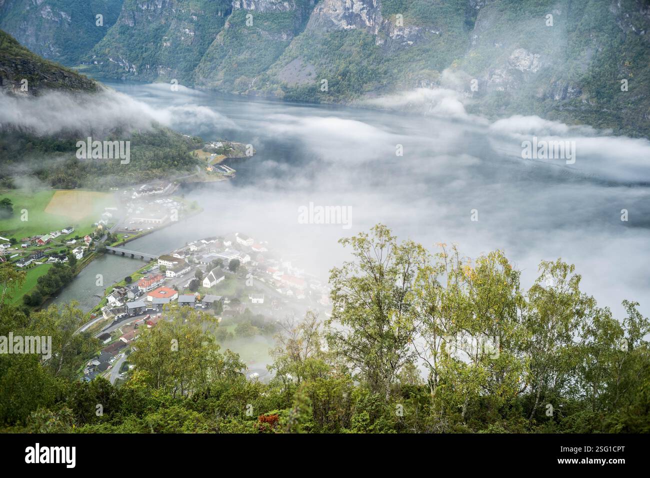 La nebbia copriva Aurlandsfjord dall'alto della città di Aurlandsvangen Foto Stock