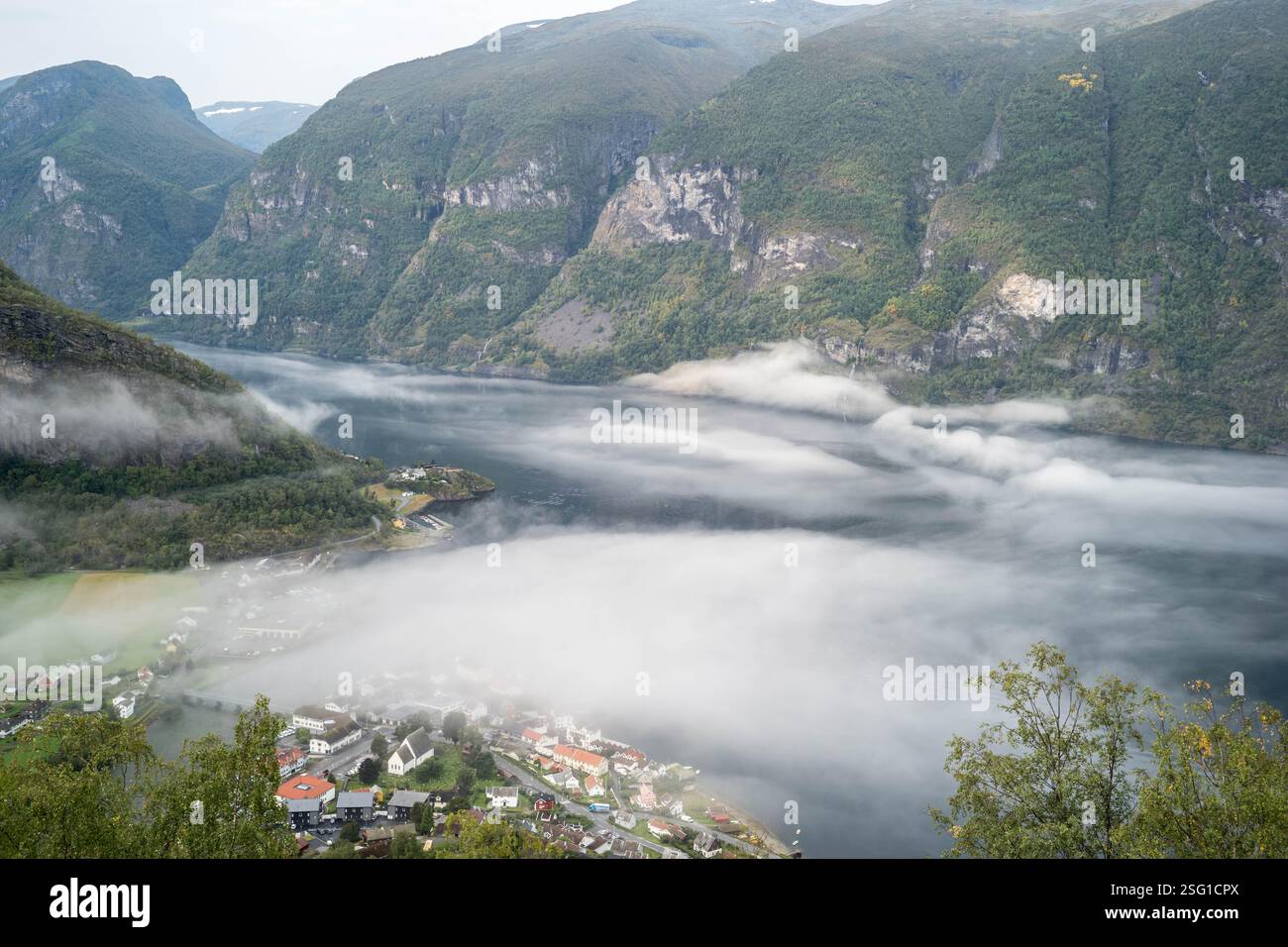 La nebbia copriva Aurlandsfjord dall'alto della città di Aurlandsvangen Foto Stock