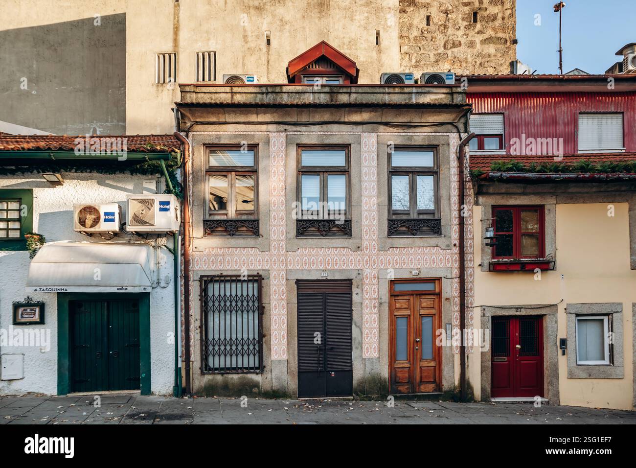 Porto, Portogallo - 28 dicembre 2024: Affascinanti facciate nel centro di Porto, Portogallo Foto Stock