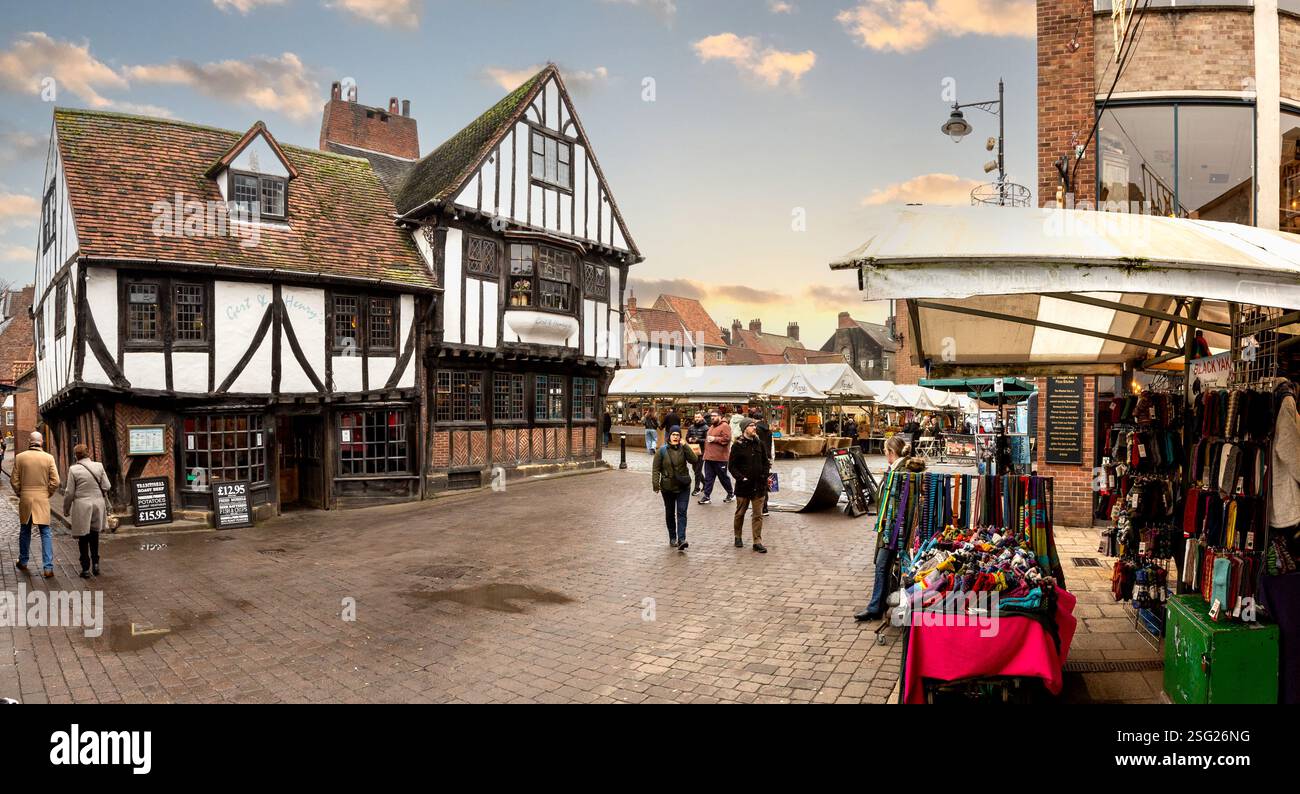 THE SHAMBLES MARKET, YORK, REGNO UNITO - 9 FEBBRAIO 2025. Un panorama ampio di bancarelle e commercianti al mercato di Shambles con edifici storici i Foto Stock