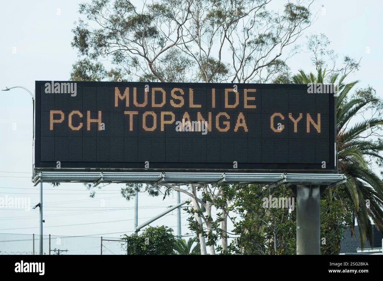 Fango sulla PCH e sul cartello di avvertimento dell'autostrada Topanga Canyon a Los Angeles, California. Foto Stock