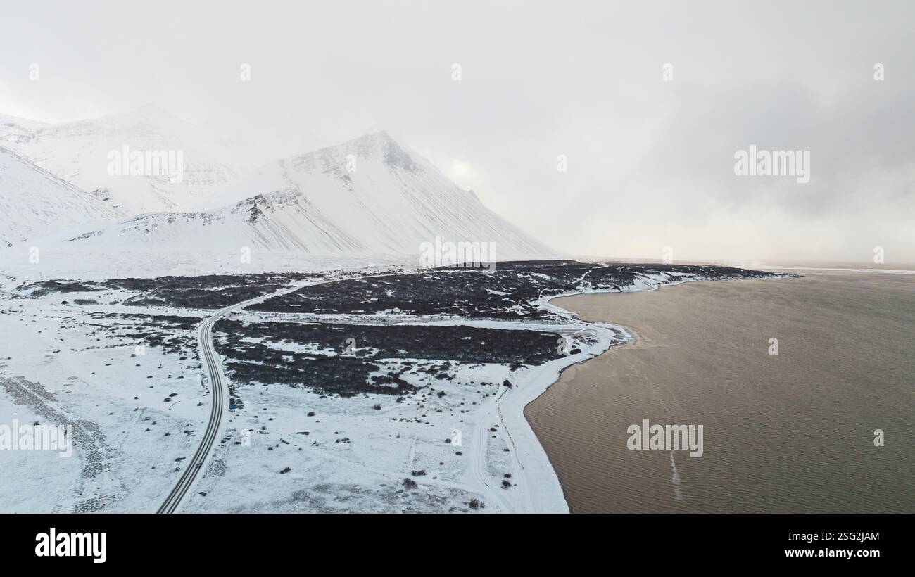 Veduta aerea della circonvallazione oltre Hafnarfjall nel sud-ovest dell'Islanda Foto Stock