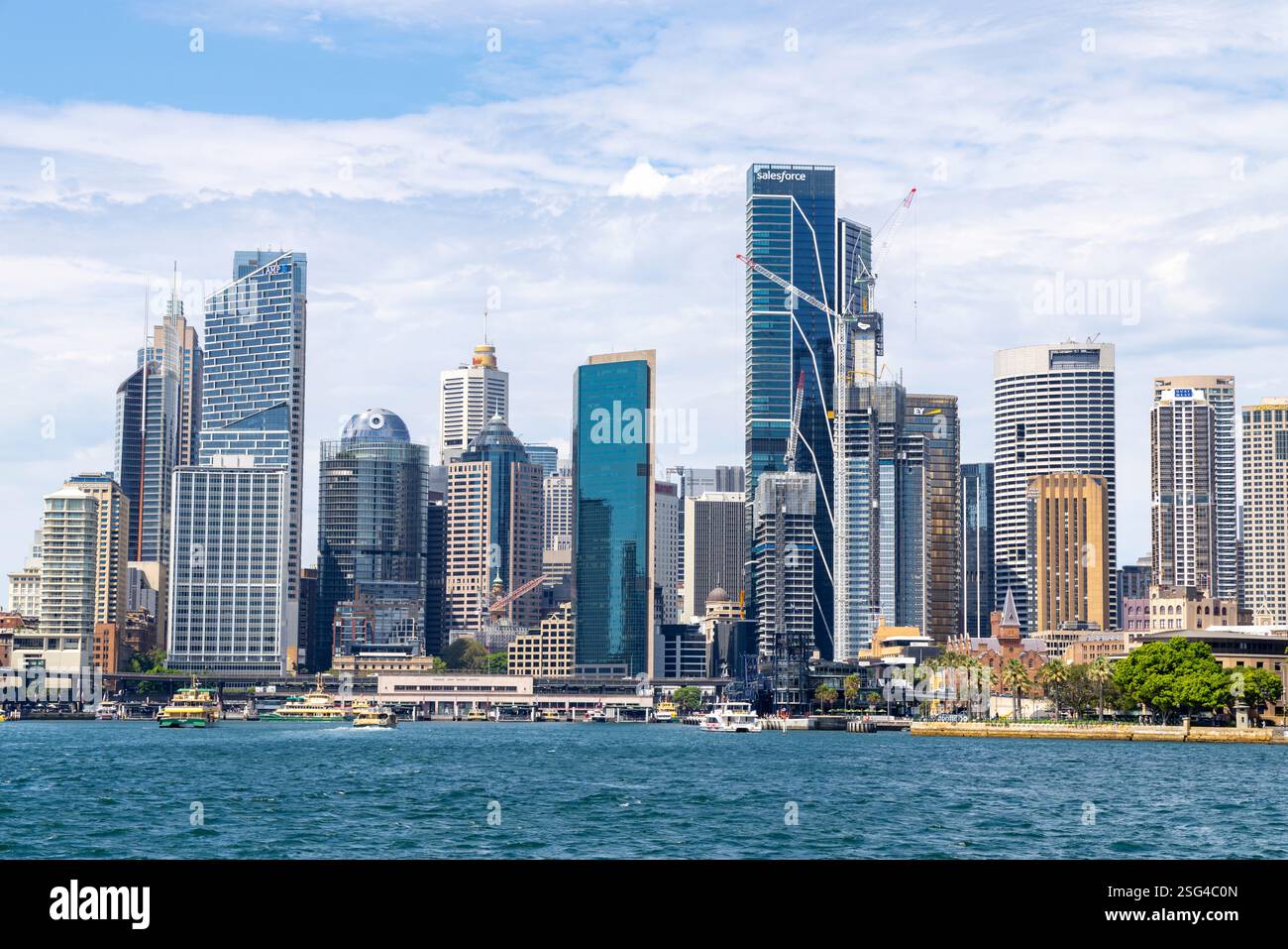 Skyline cittadino di Sydney 2025, alto e moderno edificio per uffici, grattacieli nel centro di Sydney, vista dal porto, NSW, Australia Foto Stock