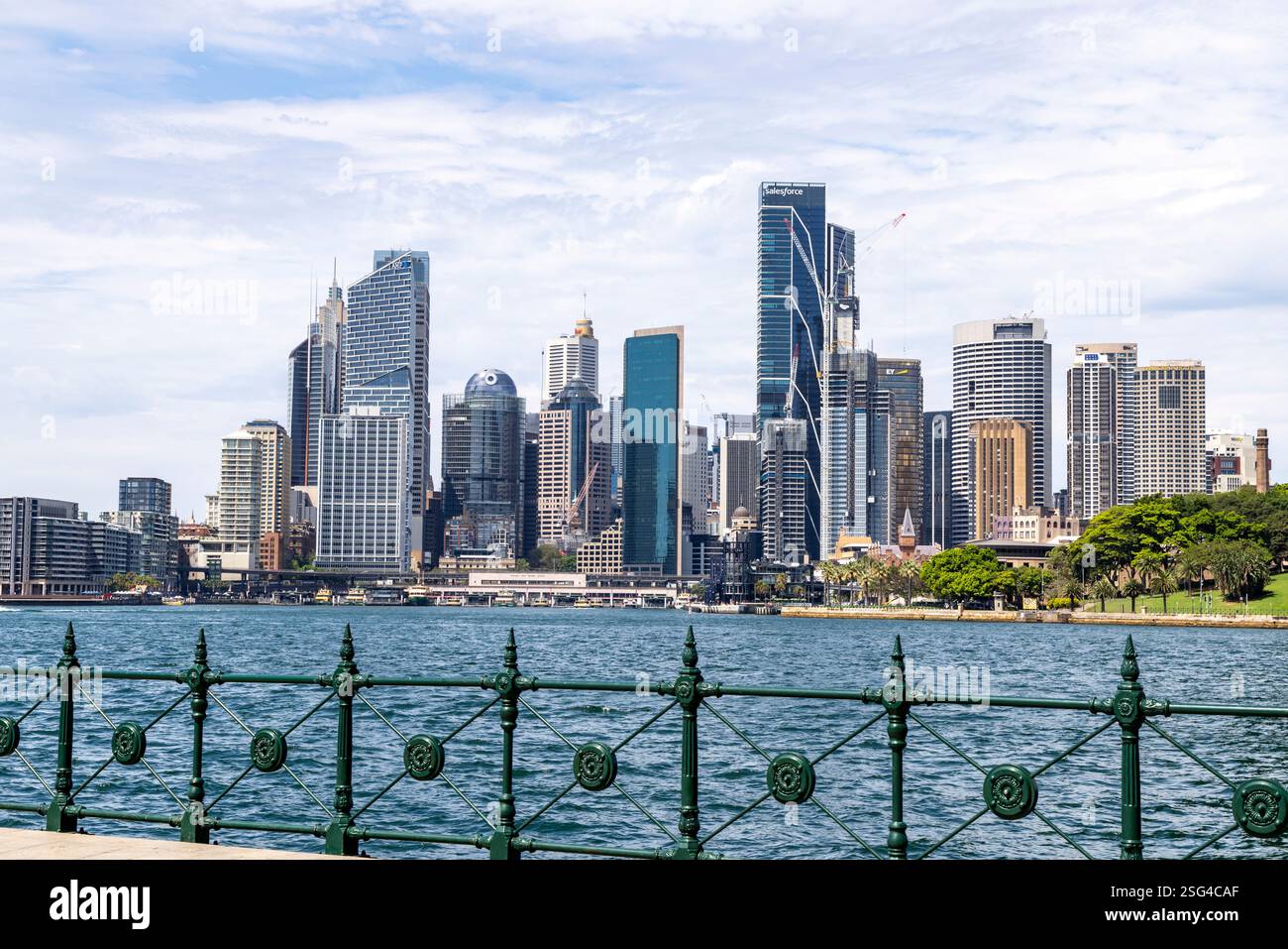 Skyline cittadino di Sydney 2025, alto e moderno edificio per uffici, grattacieli nel centro di Sydney, vista dal porto, NSW, Australia Foto Stock