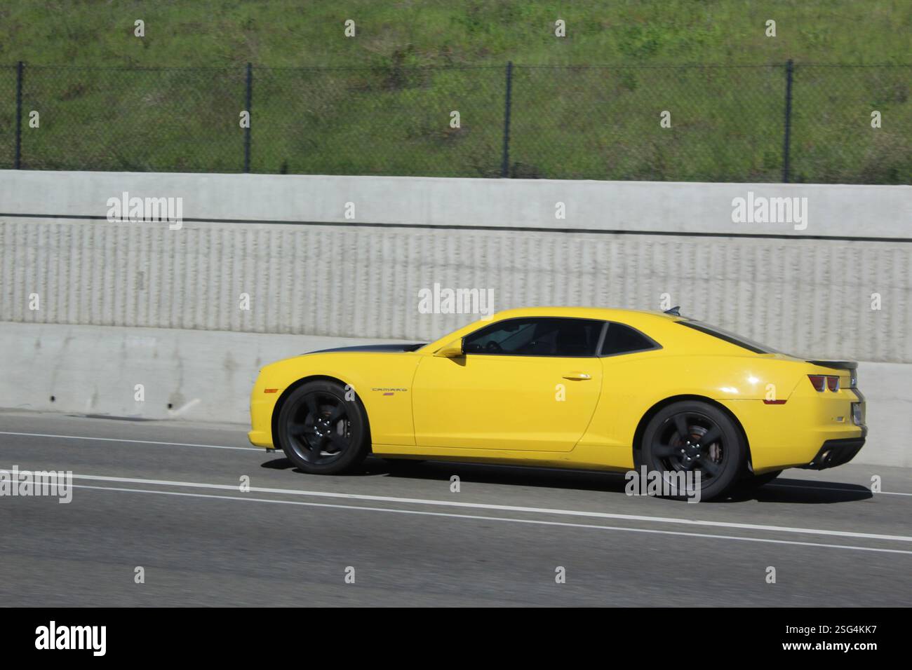 Sfondo giallo/nero Chevrolet Camaro Highway Motion Blur Foto Stock