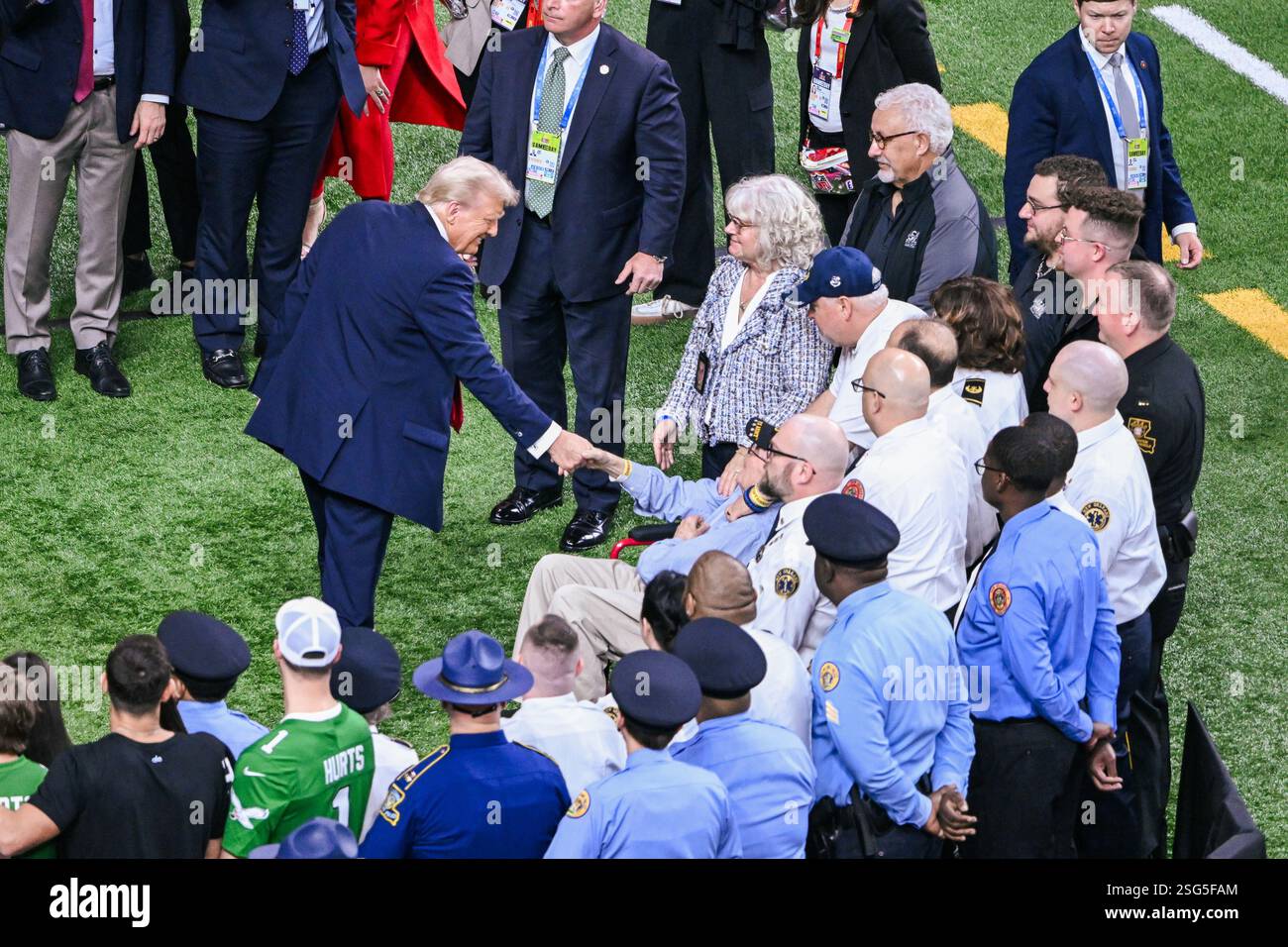 New Orleans, Stati Uniti. 9 febbraio 2025. Il presidente Donald Trump cammina sul campo davanti al Super Bowl LIX tra i Kansas City Chiefs e i Philadelphia Eagles al Caesars Superdome di New Orleans, Louisiana, il 9 febbraio 2025. (Foto di Anthony Behar/Sipa USA) credito: SIPA USA/Alamy Live News Foto Stock