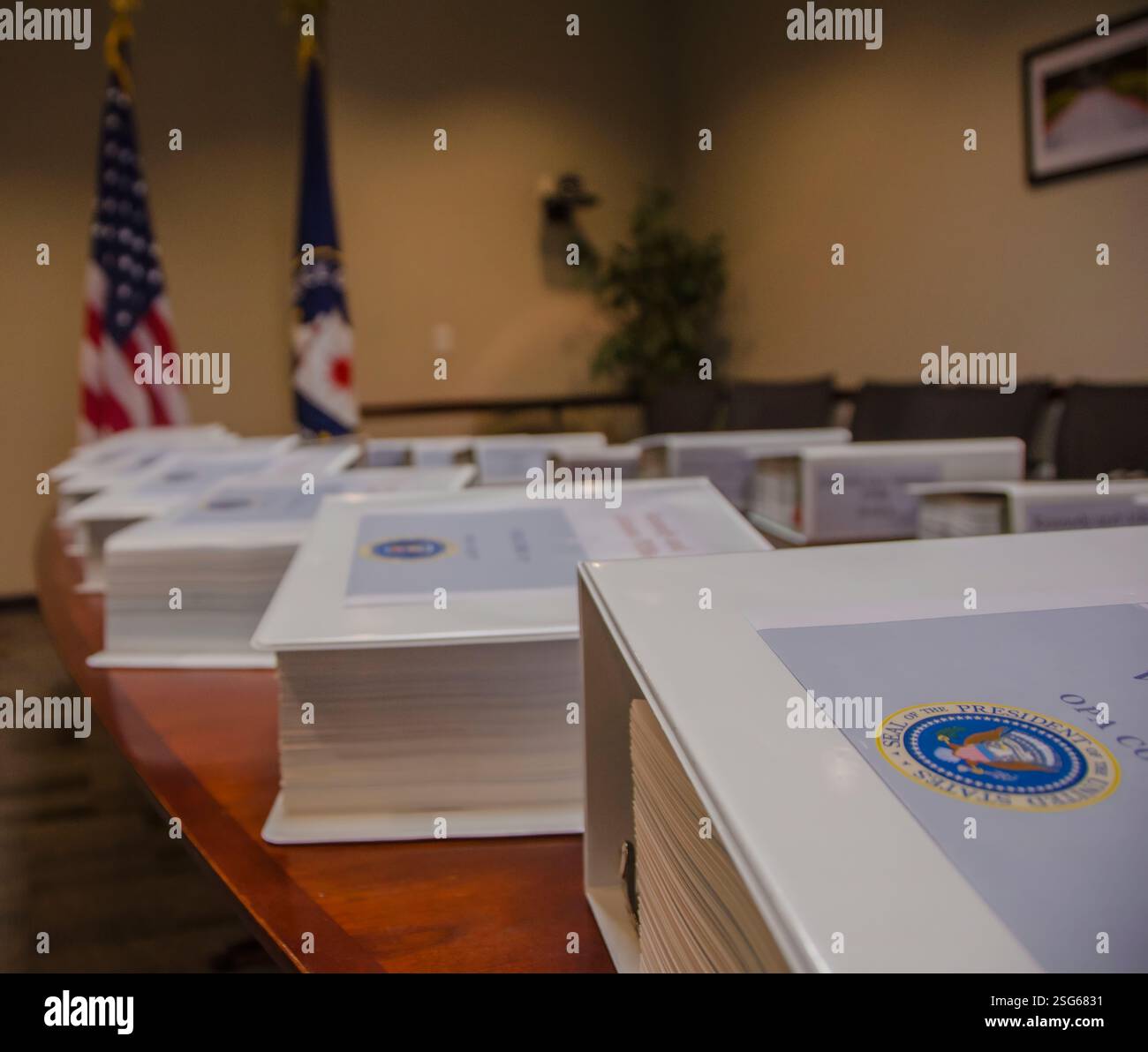 Il President's Daily Brief, a volte indicato come President's Daily Briefing o President's Daily Bulletin, è un documento top-secret prodotto e consegnato ogni mattina al presidente degli Stati Uniti; è anche distribuito a un piccolo numero di alti funzionari statunitensi che sono approvati dal presidente. Include analisi di intelligence altamente classificate, informazioni su operazioni segrete e rapporti provenienti dalle fonti più sensibili degli Stati Uniti o da quelle condivise dalle agenzie di intelligence alleate. A discrezione del presidente, il PDB può essere fornito anche al presidente eletto. Foto Stock