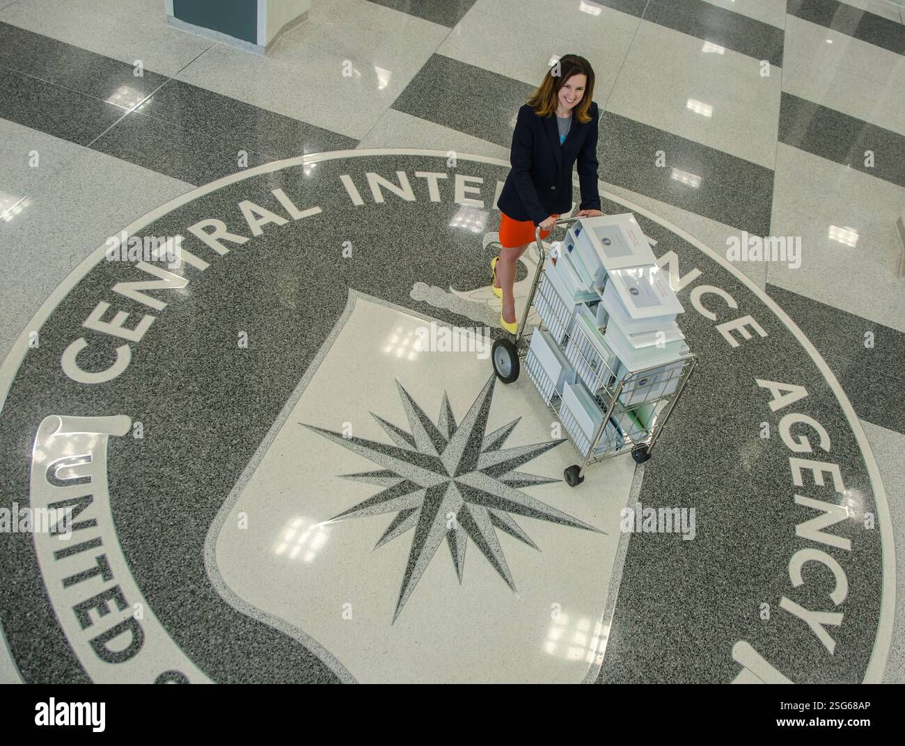 Il President's Daily Brief, a volte indicato come President's Daily Briefing o President's Daily Bulletin, è un documento top-secret prodotto e consegnato ogni mattina al presidente degli Stati Uniti; è anche distribuito a un piccolo numero di alti funzionari statunitensi che sono approvati dal presidente. Include analisi di intelligence altamente classificate, informazioni su operazioni segrete e rapporti provenienti dalle fonti più sensibili degli Stati Uniti o da quelle condivise dalle agenzie di intelligence alleate. A discrezione del presidente, il PDB può essere fornito anche al presidente eletto. Foto Stock