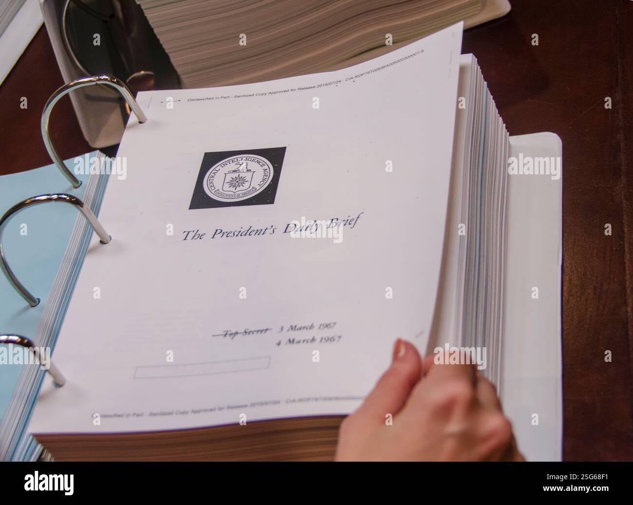 Il President's Daily Brief, a volte indicato come President's Daily Briefing o President's Daily Bulletin, è un documento top-secret prodotto e consegnato ogni mattina al presidente degli Stati Uniti; è anche distribuito a un piccolo numero di alti funzionari statunitensi che sono approvati dal presidente. Include analisi di intelligence altamente classificate, informazioni su operazioni segrete e rapporti provenienti dalle fonti più sensibili degli Stati Uniti o da quelle condivise dalle agenzie di intelligence alleate. A discrezione del presidente, il PDB può essere fornito anche al presidente eletto. Foto Stock