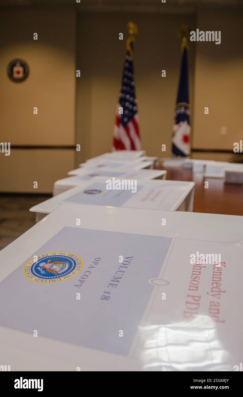 Il President's Daily Brief, a volte indicato come President's Daily Briefing o President's Daily Bulletin, è un documento top-secret prodotto e consegnato ogni mattina al presidente degli Stati Uniti; è anche distribuito a un piccolo numero di alti funzionari statunitensi che sono approvati dal presidente. Include analisi di intelligence altamente classificate, informazioni su operazioni segrete e rapporti provenienti dalle fonti più sensibili degli Stati Uniti o da quelle condivise dalle agenzie di intelligence alleate. A discrezione del presidente, il PDB può essere fornito anche al presidente eletto. Foto Stock