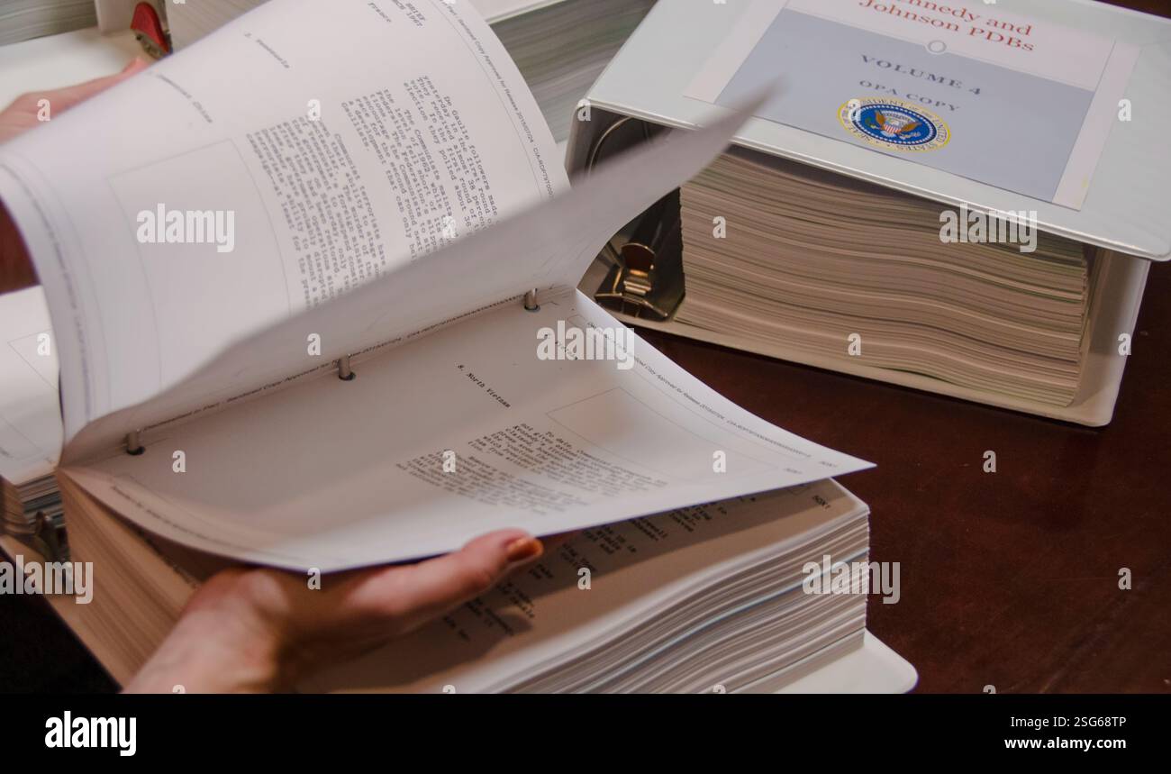 Il President's Daily Brief, a volte indicato come President's Daily Briefing o President's Daily Bulletin, è un documento top-secret prodotto e consegnato ogni mattina al presidente degli Stati Uniti; è anche distribuito a un piccolo numero di alti funzionari statunitensi che sono approvati dal presidente. Include analisi di intelligence altamente classificate, informazioni su operazioni segrete e rapporti provenienti dalle fonti più sensibili degli Stati Uniti o da quelle condivise dalle agenzie di intelligence alleate. A discrezione del presidente, il PDB può essere fornito anche al presidente eletto. Foto Stock