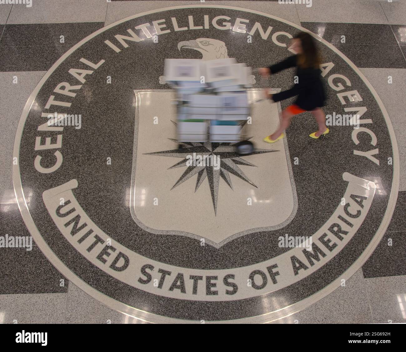 Il President's Daily Brief, a volte indicato come President's Daily Briefing o President's Daily Bulletin, è un documento top-secret prodotto e consegnato ogni mattina al presidente degli Stati Uniti; è anche distribuito a un piccolo numero di alti funzionari statunitensi che sono approvati dal presidente. Include analisi di intelligence altamente classificate, informazioni su operazioni segrete e rapporti provenienti dalle fonti più sensibili degli Stati Uniti o da quelle condivise dalle agenzie di intelligence alleate. A discrezione del presidente, il PDB può essere fornito anche al presidente eletto. Foto Stock