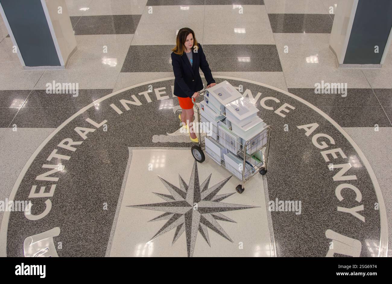 Il President's Daily Brief, a volte indicato come President's Daily Briefing o President's Daily Bulletin, è un documento top-secret prodotto e consegnato ogni mattina al presidente degli Stati Uniti; è anche distribuito a un piccolo numero di alti funzionari statunitensi che sono approvati dal presidente. Include analisi di intelligence altamente classificate, informazioni su operazioni segrete e rapporti provenienti dalle fonti più sensibili degli Stati Uniti o da quelle condivise dalle agenzie di intelligence alleate. A discrezione del presidente, il PDB può essere fornito anche al presidente eletto. Foto Stock