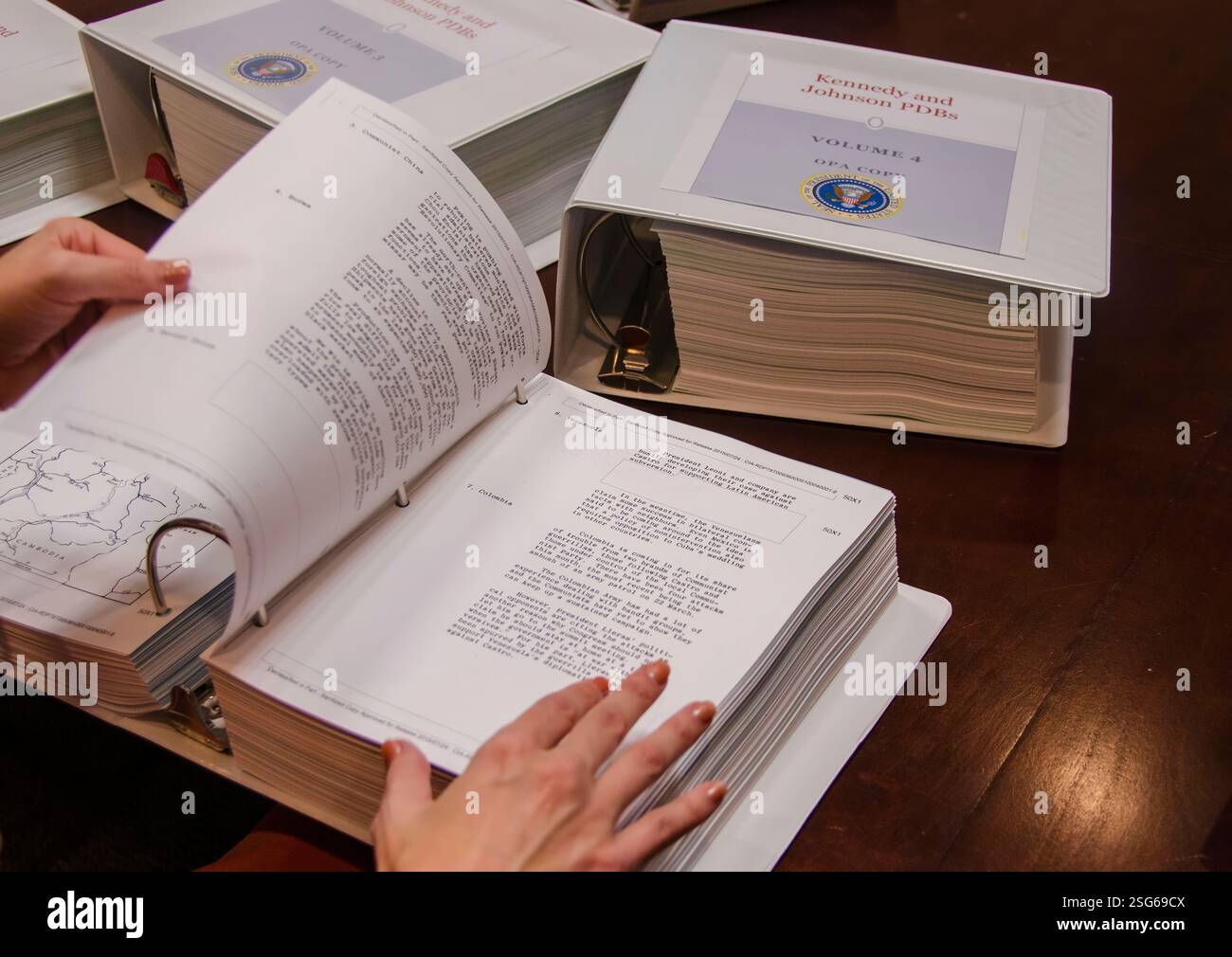 Il President's Daily Brief, a volte indicato come President's Daily Briefing o President's Daily Bulletin, è un documento top-secret prodotto e consegnato ogni mattina al presidente degli Stati Uniti; è anche distribuito a un piccolo numero di alti funzionari statunitensi che sono approvati dal presidente. Include analisi di intelligence altamente classificate, informazioni su operazioni segrete e rapporti provenienti dalle fonti più sensibili degli Stati Uniti o da quelle condivise dalle agenzie di intelligence alleate. A discrezione del presidente, il PDB può essere fornito anche al presidente eletto. Foto Stock