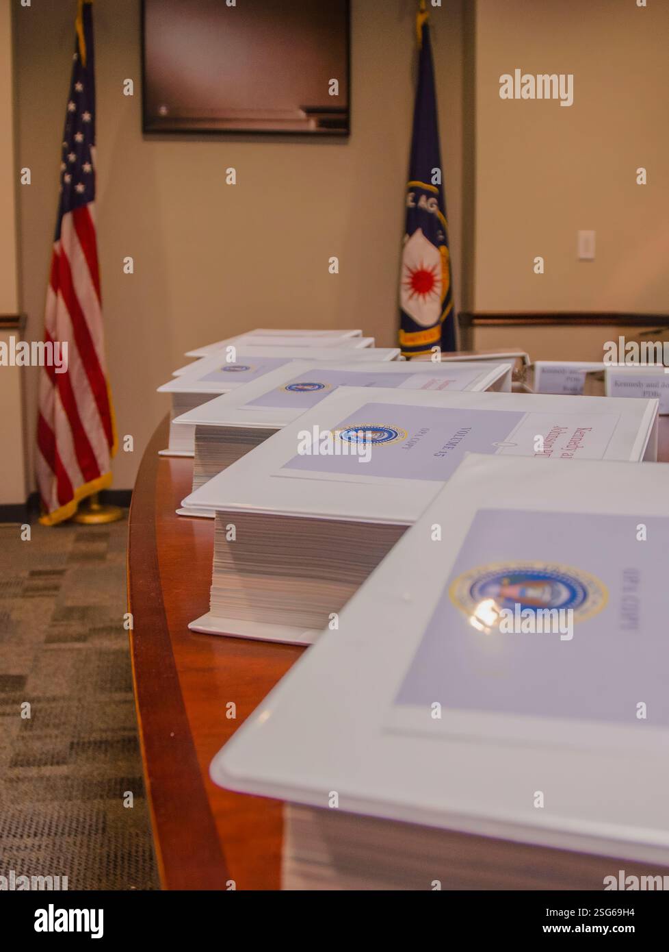 Il President's Daily Brief, a volte indicato come President's Daily Briefing o President's Daily Bulletin, è un documento top-secret prodotto e consegnato ogni mattina al presidente degli Stati Uniti; è anche distribuito a un piccolo numero di alti funzionari statunitensi che sono approvati dal presidente. Include analisi di intelligence altamente classificate, informazioni su operazioni segrete e rapporti provenienti dalle fonti più sensibili degli Stati Uniti o da quelle condivise dalle agenzie di intelligence alleate. A discrezione del presidente, il PDB può essere fornito anche al presidente eletto. Foto Stock