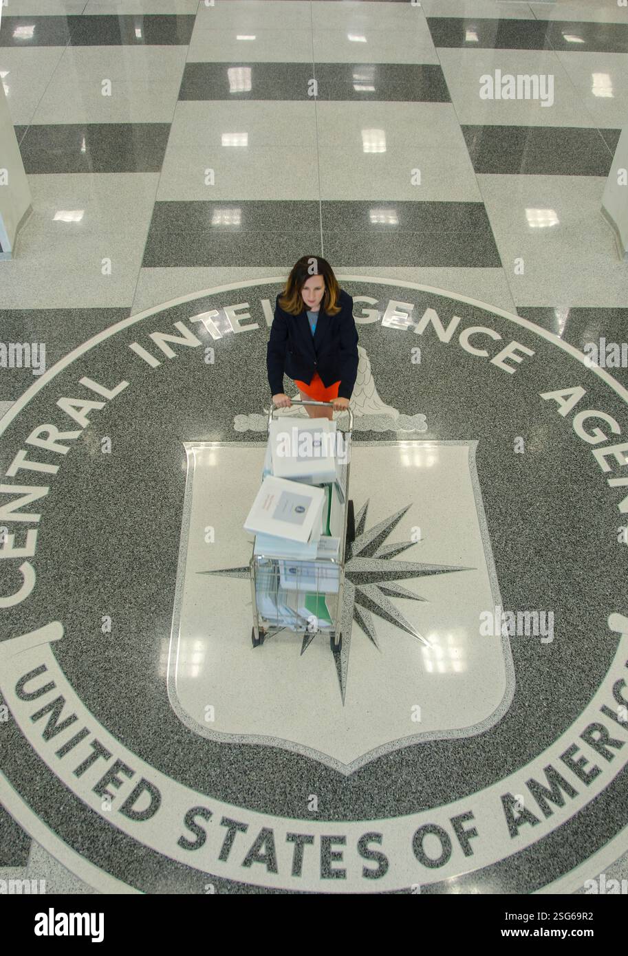 Il President's Daily Brief, a volte indicato come President's Daily Briefing o President's Daily Bulletin, è un documento top-secret prodotto e consegnato ogni mattina al presidente degli Stati Uniti; è anche distribuito a un piccolo numero di alti funzionari statunitensi che sono approvati dal presidente. Include analisi di intelligence altamente classificate, informazioni su operazioni segrete e rapporti provenienti dalle fonti più sensibili degli Stati Uniti o da quelle condivise dalle agenzie di intelligence alleate. A discrezione del presidente, il PDB può essere fornito anche al presidente eletto. Foto Stock