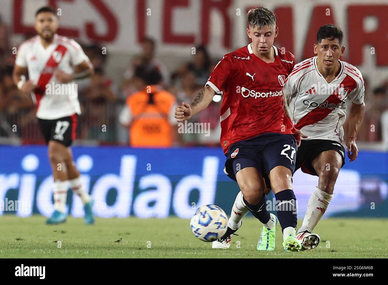 Buenos Aires, Argentina. 8 febbraio 2025. Il centrocampista dell'Independiente David Martinez (2nd-R) controlla la palla successiva centrocampista del River Plate Rodrigo Aliendro (R) durante il torneo di apertura 2025 della partita di campionato professionistico argentino, allo stadio Mas Monumental di Buenos Aires, l'8 febbraio 2025. Crediti: Alejandro Pagni/Alamy Live News Foto Stock
