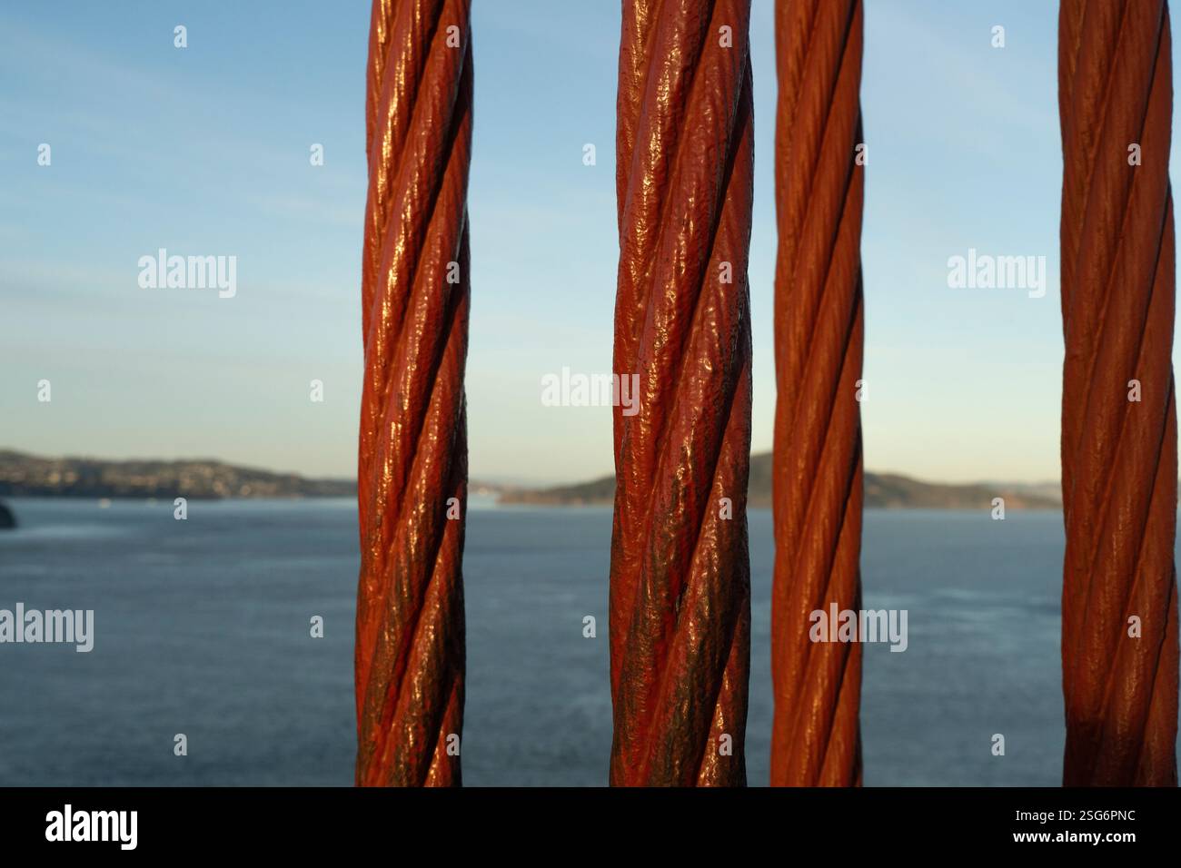 Cavi intrecciati di colore marrone-rossastro del Golden Gate Bridge, San Francisco, CA, che offrono una vista della baia. Foto Stock