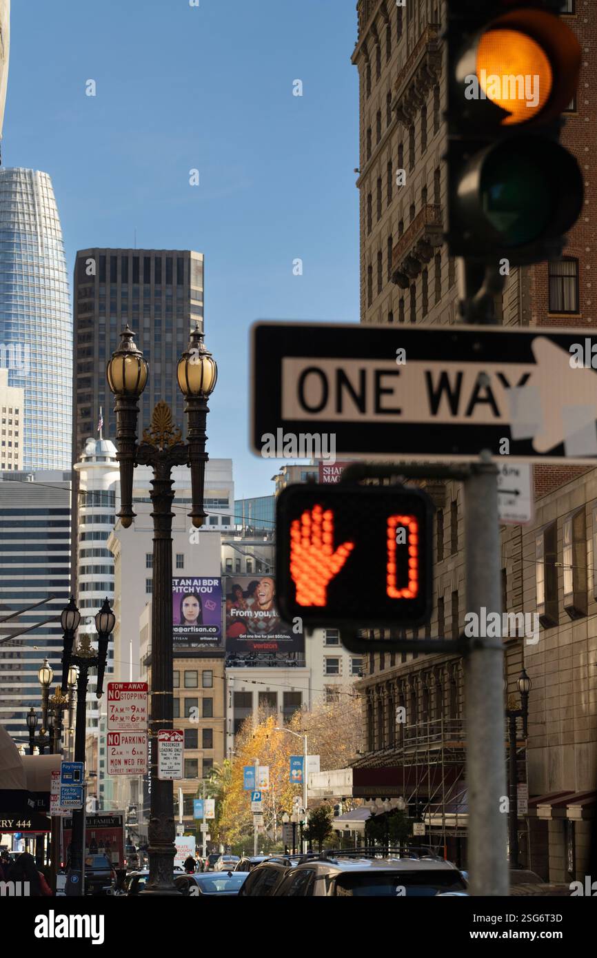 Segnale stradale a senso unico, segnale pedonale ed edifici cittadini a San Francisco, probabilmente vicino all'incrocio tra una strada principale e un passaggio pedonale. Foto Stock