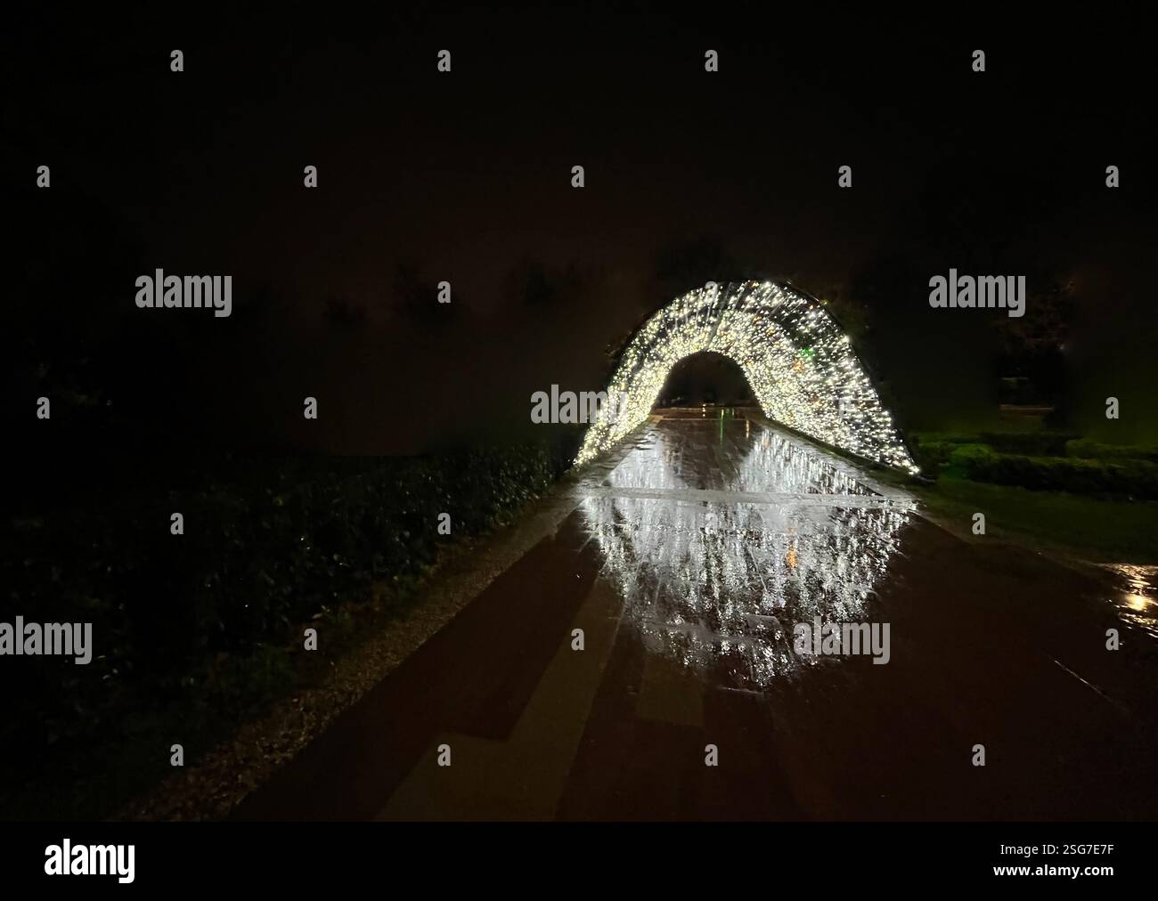 Passaggio illuminato nella notte buia. Foto Stock