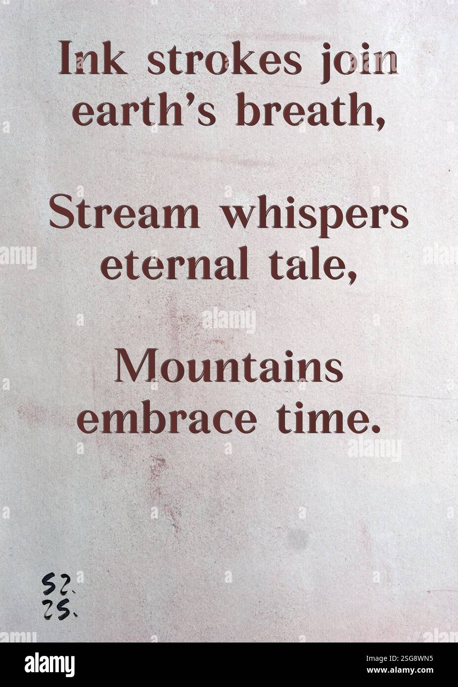 I tratti d'inchiostro si uniscono al respiro della terra, Stream sussurra la storia eterna, le montagne abbracciano il tempo. La Gilda degli scrittori d'argento di Carlos de las Mareas. Arte di Zsuzsa Szikra. Poetry Art Print, Triplumes è una forma poetica unica ispirata al tradizionale haiku, composta da tre righe che catturano momenti di chiarezza, emozione e approfondimento. Nella nostra collezione abbracciamo la libertà del linguaggio, dove la fusione delle parole e la rimozione dei trattini è più di una scelta stilistica: È un modo per trasmettere unità e vicinanza tra le idee, creando un'espressione fluida e compatta che risuona con i ritmi del moderno Foto Stock