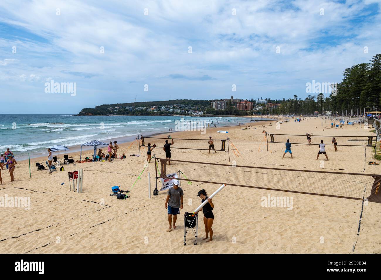 Persone che giocano a Beach tennis sulla spiaggia di Manly a Sydney, sport estivi accanto all'oceano a Sydney, NSW, Australia Foto Stock