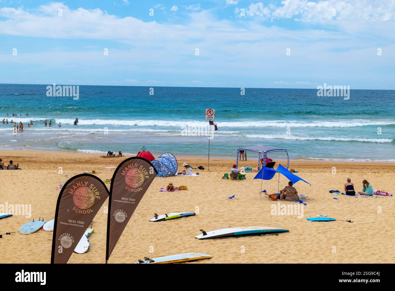 La scuola di surf Manly sulla spiaggia di Manly a Sydney offre lezioni di surf per principianti su tavole da surf nell'oceano, Sydney, NSW, Australia, 2025 Foto Stock