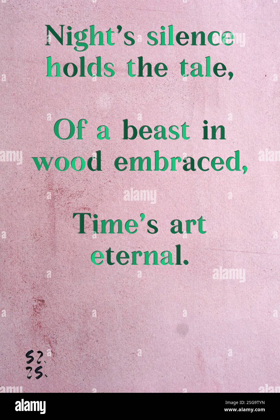 Il silenzio della notte racchiude la storia, di una bestia in legno abbracciata, l'arte del tempo eterna. La Gilda degli scrittori d'argento di Alice Vancea. Arte di Zsuzsa Szikra. Poetry Art Print, Triplumes è una forma poetica unica ispirata al tradizionale haiku, composta da tre righe che catturano momenti di chiarezza, emozione e approfondimento. Nella nostra collezione abbracciamo la libertà del linguaggio, dove la fusione delle parole e la rimozione dei trattini è più di una scelta stilistica: È un modo per trasmettere unità e vicinanza tra le idee, creando un'espressione fluida e compatta che risuona con i ritmi della vita moderna. Foto Stock