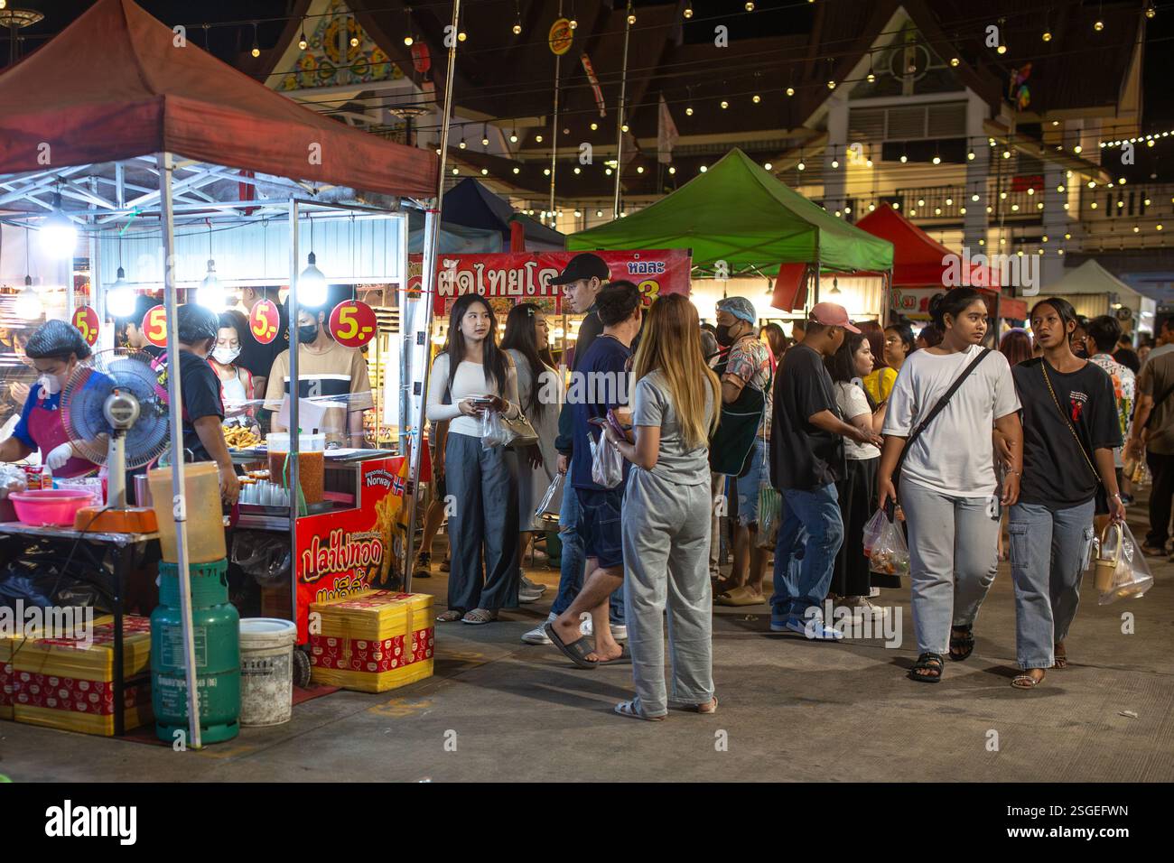 Bangkok, Thailandia - 9 febbraio 2025: Persone al mercato Save One Go di Bangkok, Thailandia. Foto Stock