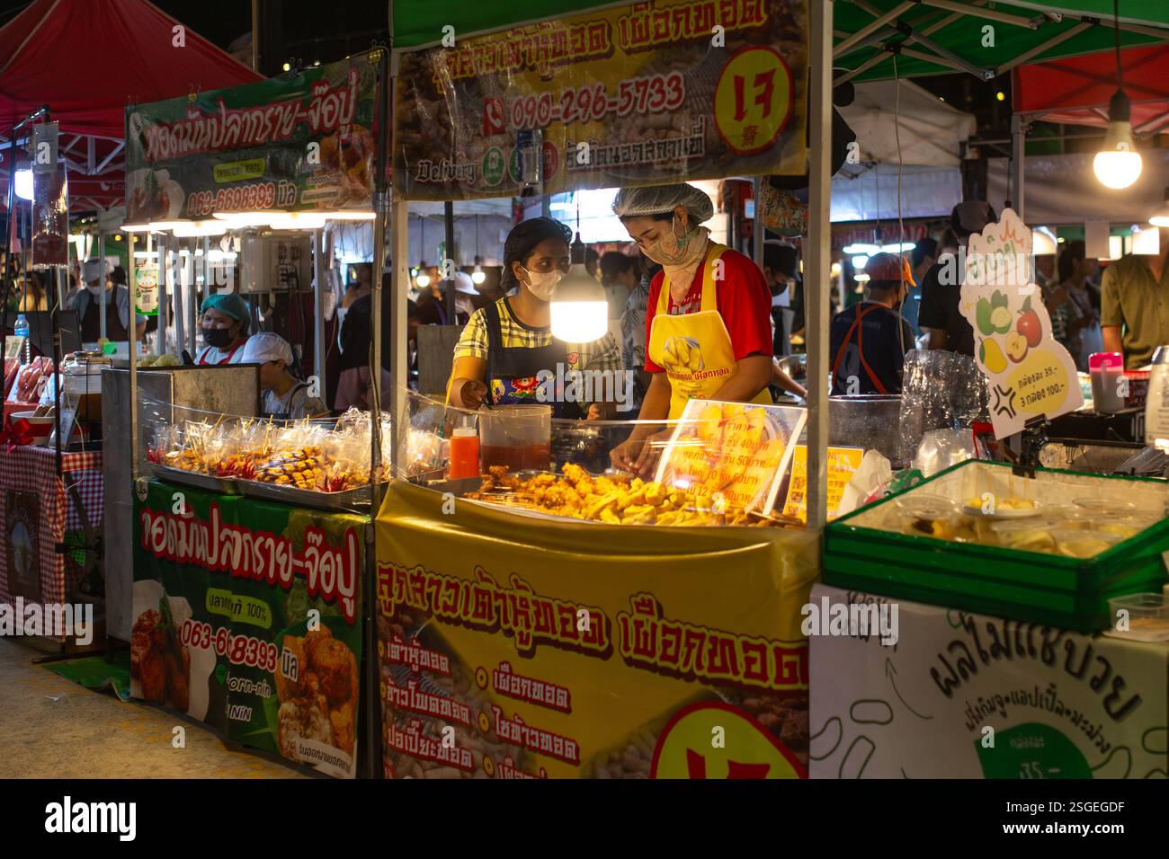 Bangkok, Thailandia - 9 febbraio 2025: Persone al mercato Save One Go di Bangkok, Thailandia. Foto Stock