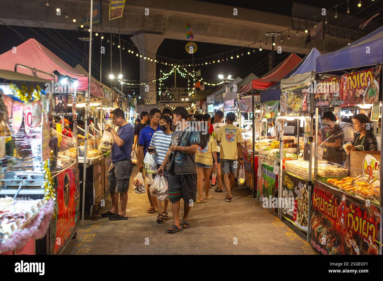 Bangkok, Thailandia - 9 febbraio 2025: Persone al mercato Save One Go di Bangkok, Thailandia. Foto Stock