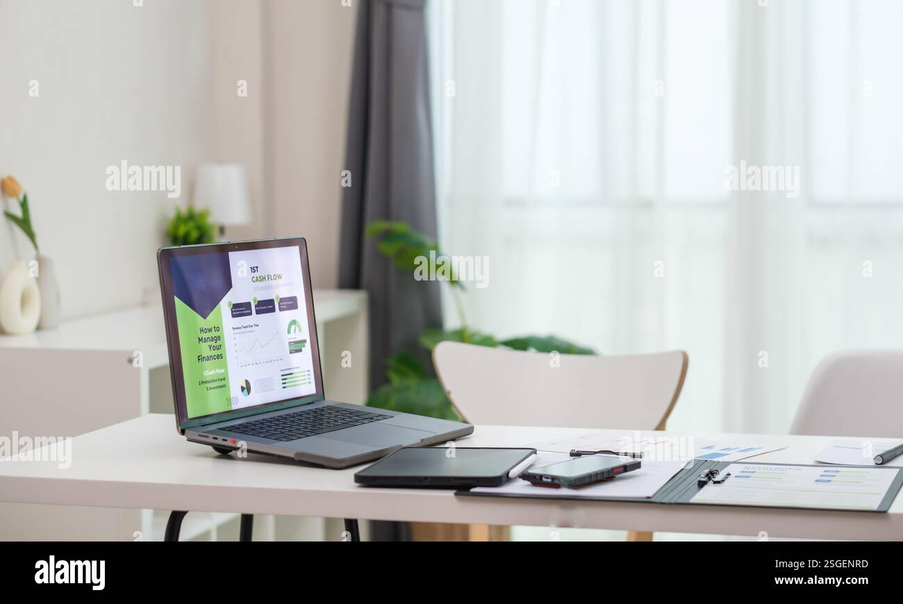 laptop che mostra un dashboard finanziario con grafici e data.productivity e pianificazione della gestione finanziaria per gli obiettivi futuri Foto Stock